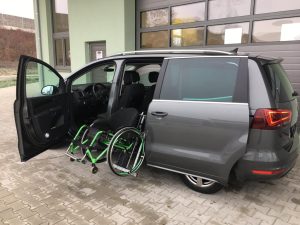 vidahelp Servicepartner Helm Umbauten_graues Auto mit seitlichem Rollstuhlzugang