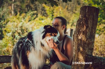 Eine Frau, die ihren Hund knuddelt